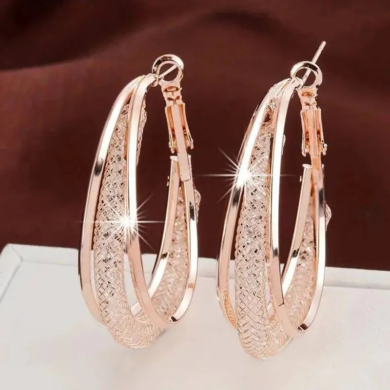 Goldfarbene Kristallstein-Creolen Gedrehte Metallform Versilbert Neue Mode Damenohrringe Party Schmuck Geburtstagsgeschenk