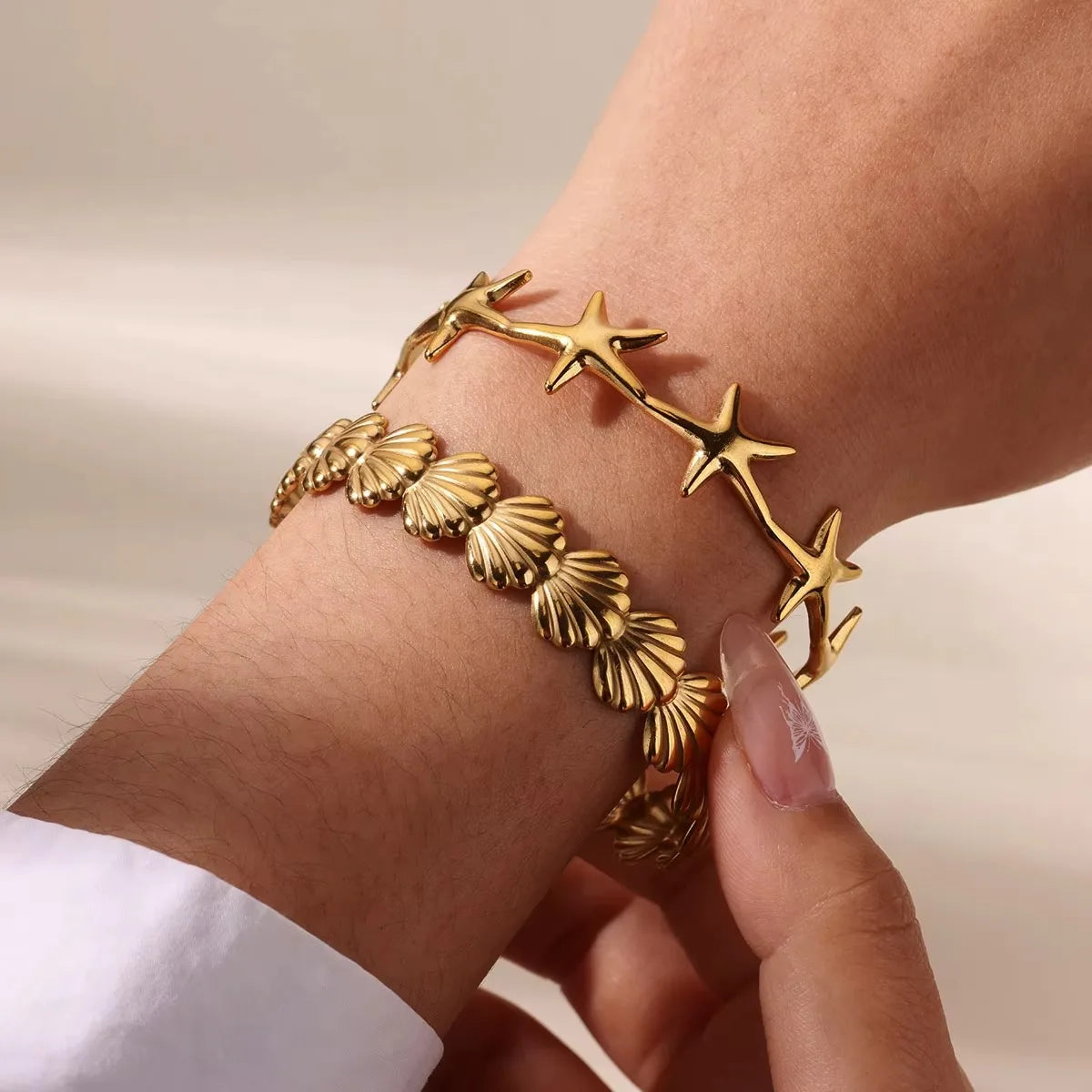 Muschelmanschetten-Armreifen für Frauen, goldfarbene Edelstahl-Öffnungsarmbänder, luxuriöse Marken, Sommerstrand-Handgelenkschmuckgeschenk