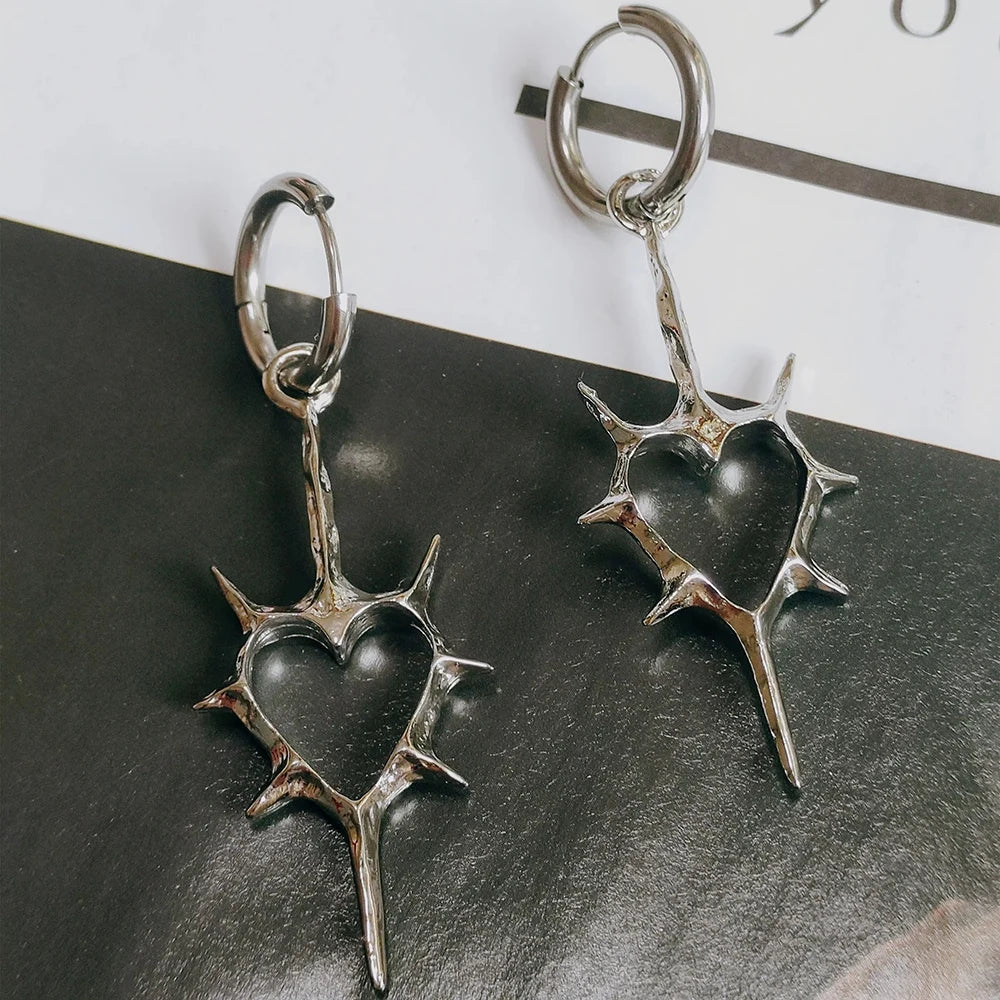 2 Stück Punk Rock Hohle Dornen Liebe Herz Anhänger Creolen für Frauen Männer, Liebhaber Mode Coole Nieten Spike Ohrringe Schmuck