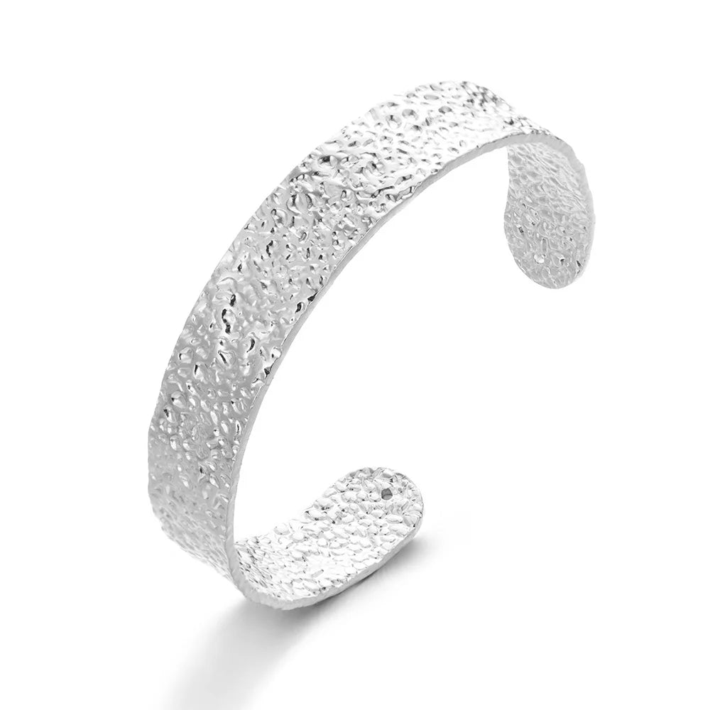 Exquisites klassisches Armband mit Wellenmuster für Damen, Manschettenarmband, goldfarben, Edelstahl, Handschmuck-Geschenk