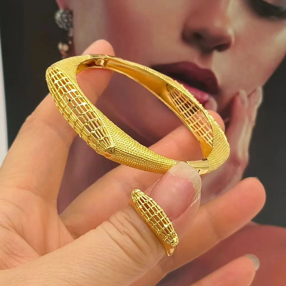 Geometrisches Design Armreif mit Ring-Set für Damen, Afrikanischer 18k Goldfarbener Armreif, Cocktailring, 2-teiliges Set als Verlobungsgeschenk