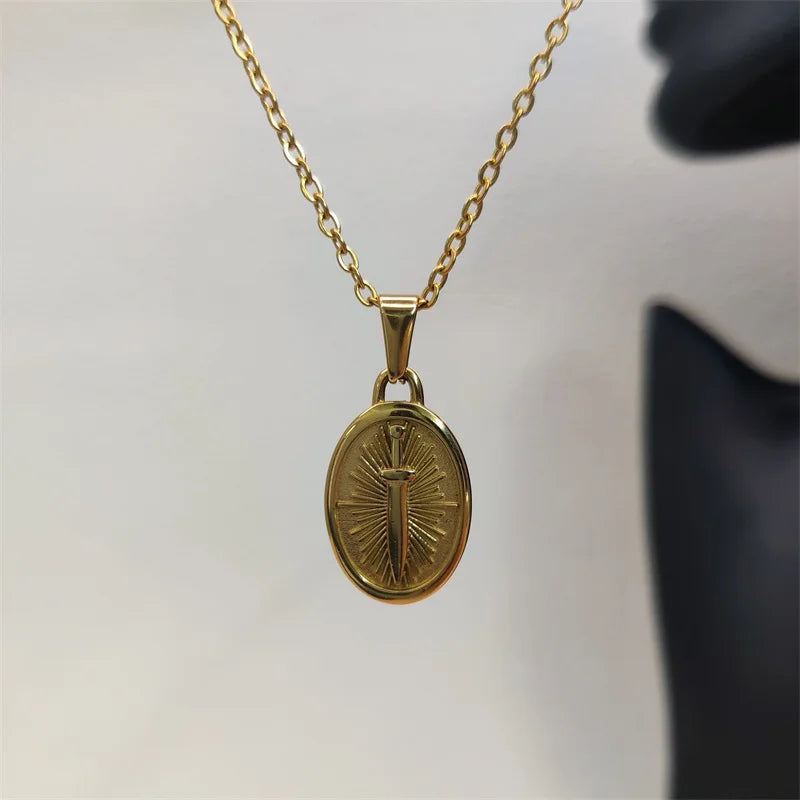 Collar con dije de espada punk de moda, chapado en oro de 18 quilates, para hombre y mujer, con cadena de eslabones de moda