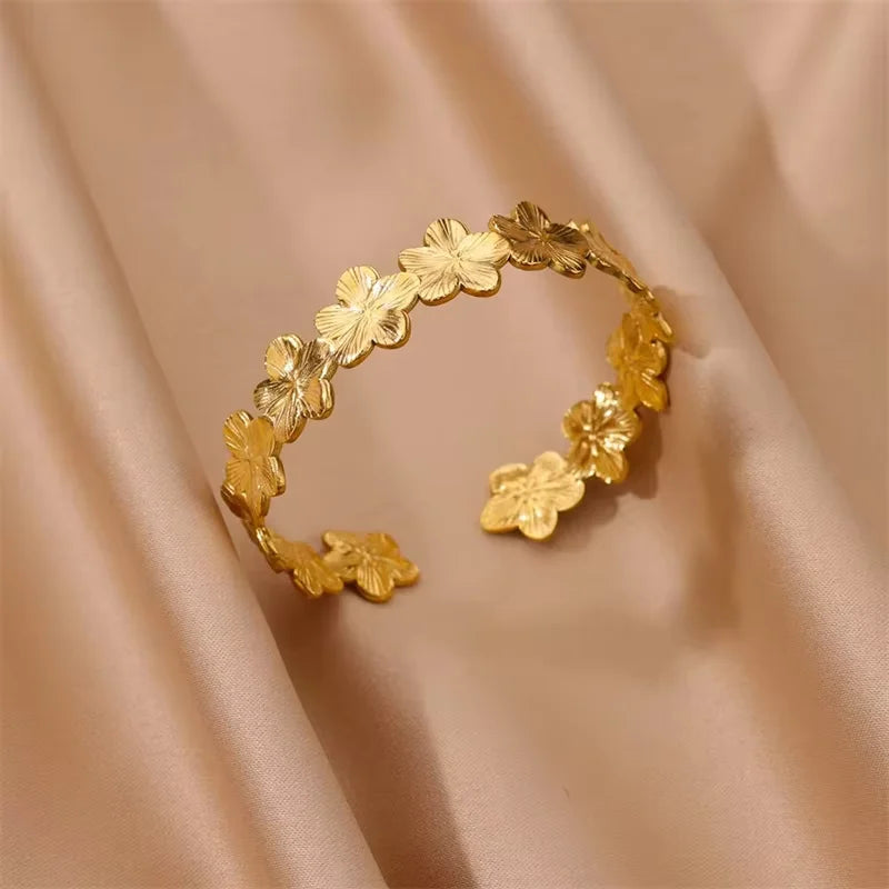 Wasserdichte Manschettenarmbänder für den Sommer für Frauen, süßes Blumen-Doppelschicht-Armband, offenes Edelstahl-Goldfarbenes Stern-Muschel-Schmuck
