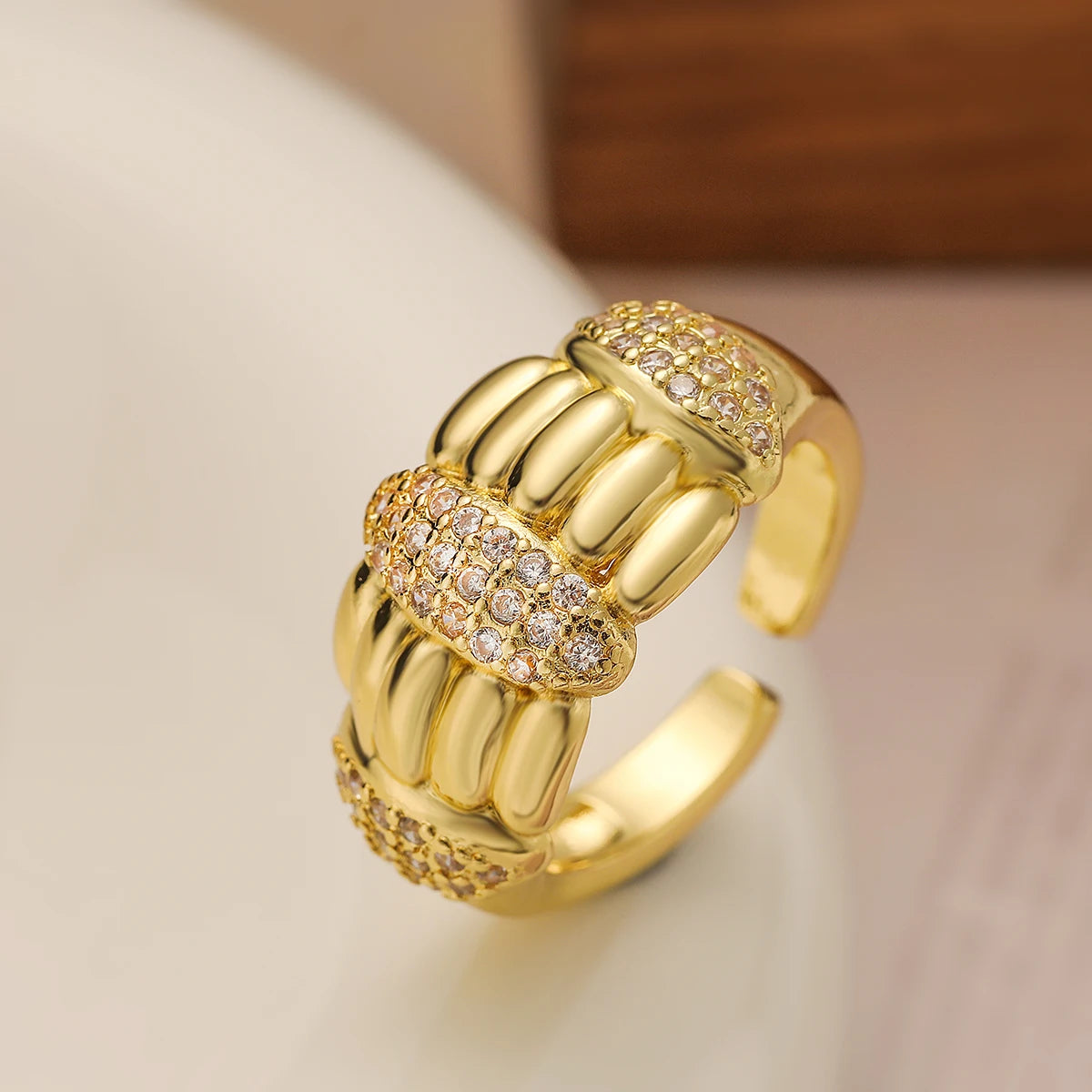 NEWBUY Trendiger Goldfarben Kupfer Geometrischer Schmuck Luxuriöser AAA Zirkonia Ehering Für Elegante Frauen Verlobungsgeschenk