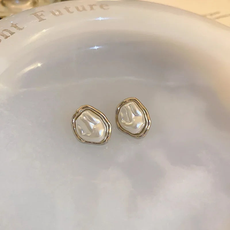 Unregelmäßige barocke plissierte Ohrstecker mit Imitationsperlen für Damen, französische Retro-Temperament-Ohrringe, sanfte Schmuckaccessoires