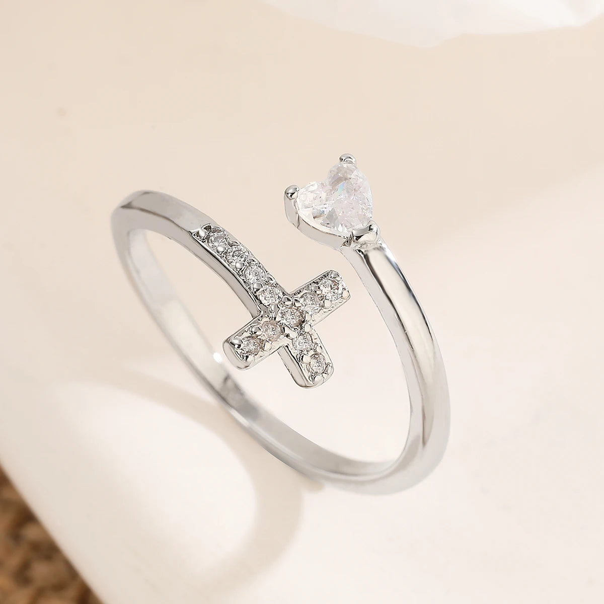 Klassisches Design Bling Bling Kreuzring 2026 Mode Goldfarben CZ Offener Ring Verstellbar Großhandel Christlicher Schmuck Geschenk