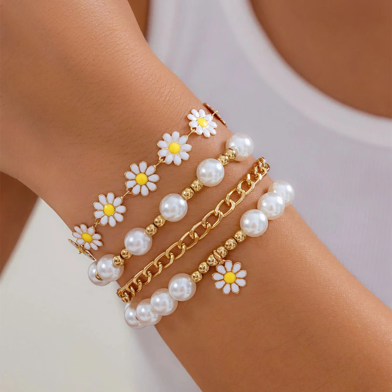 Neues 10-teiliges Vintage-Böhmisches Armband-Set für Damen mit Gänseblümchen-Anhänger, Perlen, Stern, Herz und Perlenarmreifen, Trendiger Schmuck 2024, Geschenk