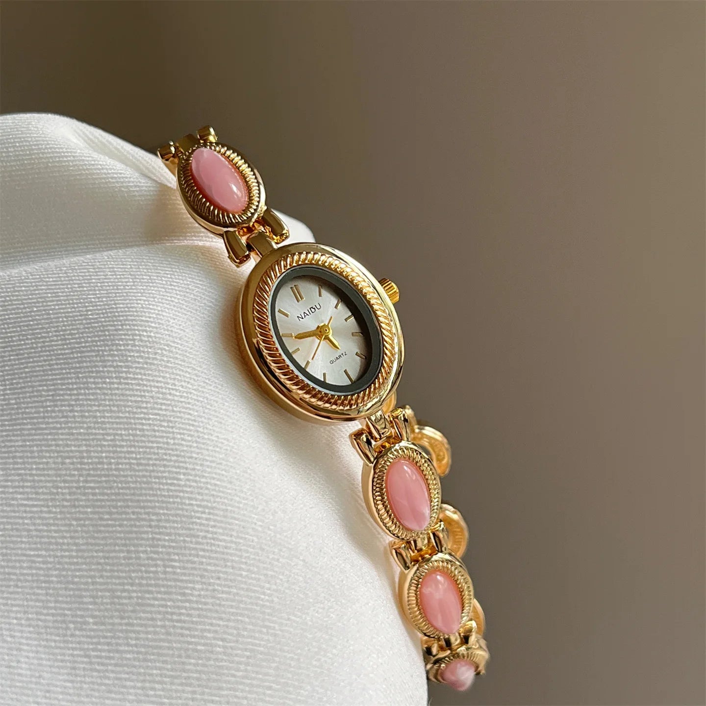 Neue Vintage Damen Armbanduhr mit farbigen Edelsteinen, leichte Luxus personalisierte Retro Schmuck Gold Edle Kleine Süße Armbanduhr