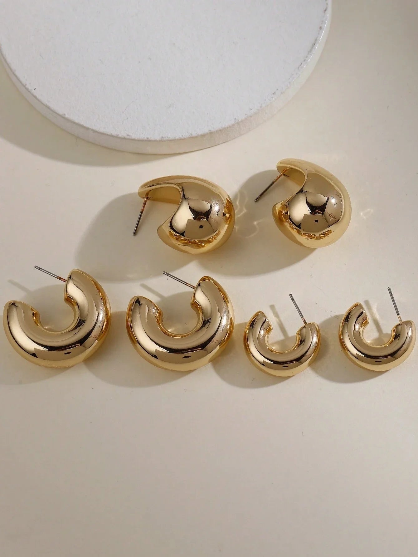 12-teiliges Set klassische Mode Twist C-Form Tropfen-Design Damen goldfarbene Ohrringe für Alltag, Arbeit und Party-Outfits 2024