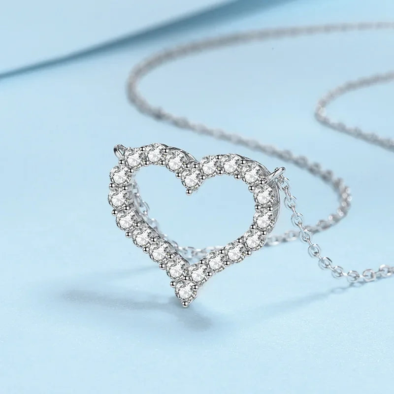 NeeTim D Collar de moissanita de color con colgante de corazón de plata de ley 925 chapado en oro blanco Cadena fina para mujer al por mayor
