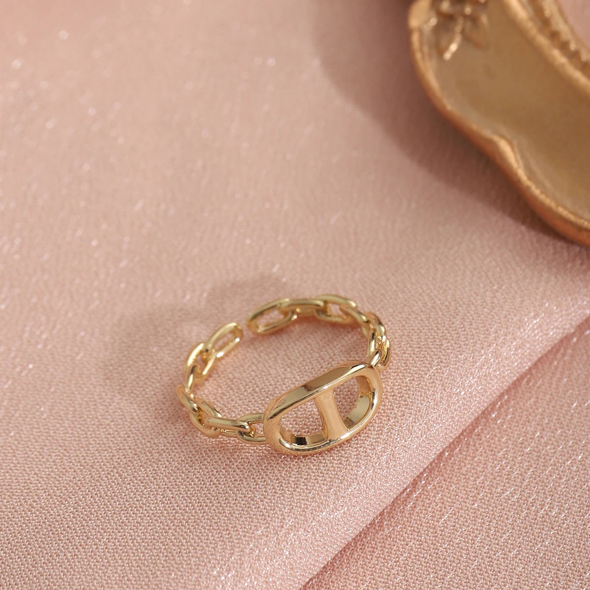 Modischer Sternen-Vollbohrer-Kettenanhänger-Ring für Frauen Vielseitiges Luxus-Design Ringfinger-Accessoire Kupfermaterial