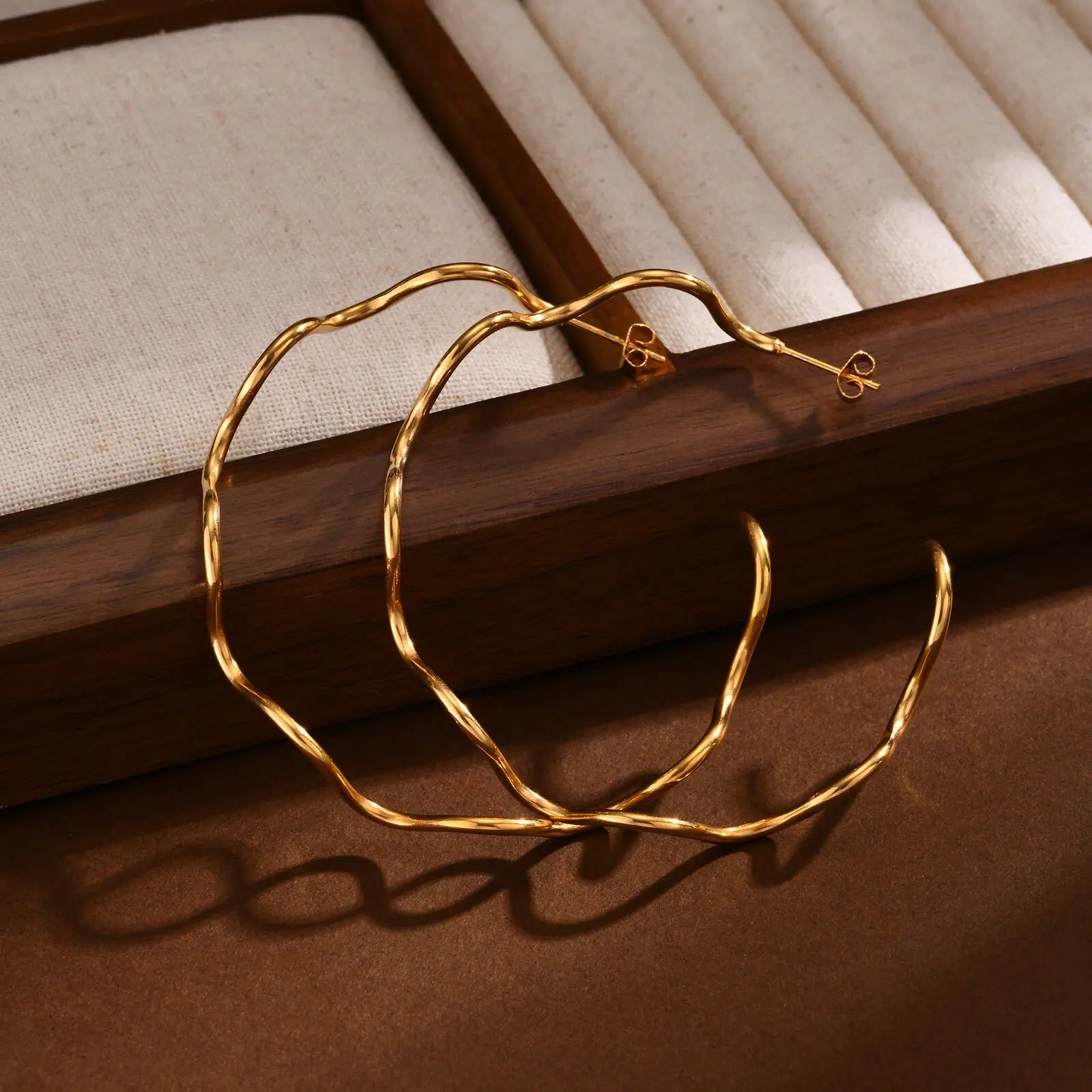 Offene Creolen für Damen, minimalistische 18K vergoldete große Ohrringe Wellenform Big Hoops, Edelstahlschmuck