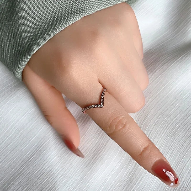 2mm dünner V-förmiger stapelbarer Ring mit Zirkonia-Pavé, Edelstahl-Ehering für Damen und Mädchen, Größen 5-10