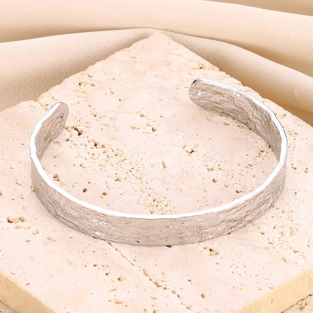 Klassisches Armband mit Falten-Textur, offene Manschette für Frauen, exquisites Armband aus Edelstahl, Handornament, Punk-Schmuck