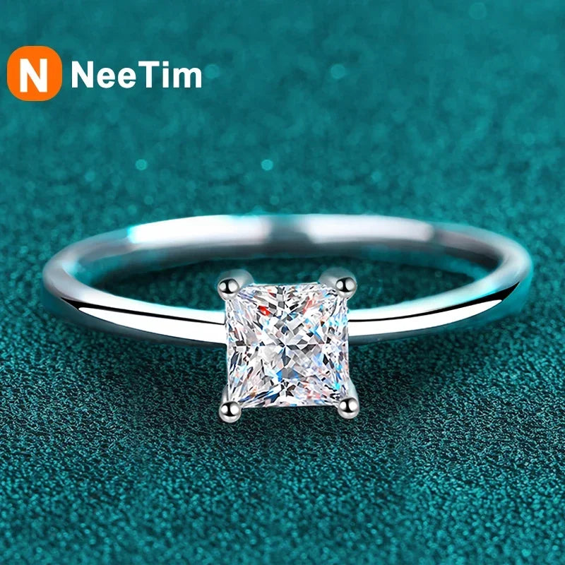 NeeTim 0,6 Karat Prinzessin Moissanit Verlobungsring Damen Heiratsantrag Brautringe Sterlingsilber Ehering mit Zertifikat