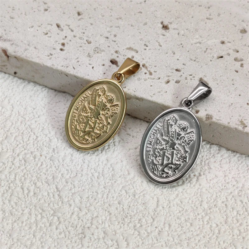 Colgantes de acero inoxidable chapados en oro de 18 quilates con diseño de cruz de rosa a la moda para mujer y hombre