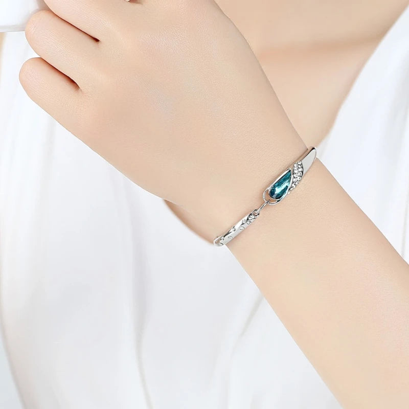 1x Armband mit blauem Edelstein, exquisite und minimalistische Art, leichte verstellbare Kette, Damen-Tagesaccessoire, Armband