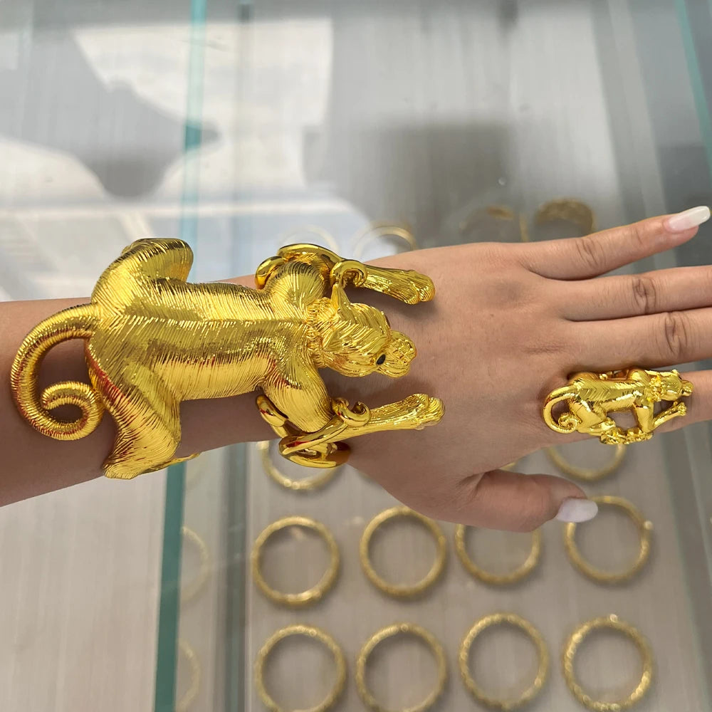 Extravaganter Leoparden-Armreif mit Ring Schmuckset für Damen Dubai Goldfarbener Manschetten-Armreif Cocktailring 2er-Set für Hochzeiten Geschenke