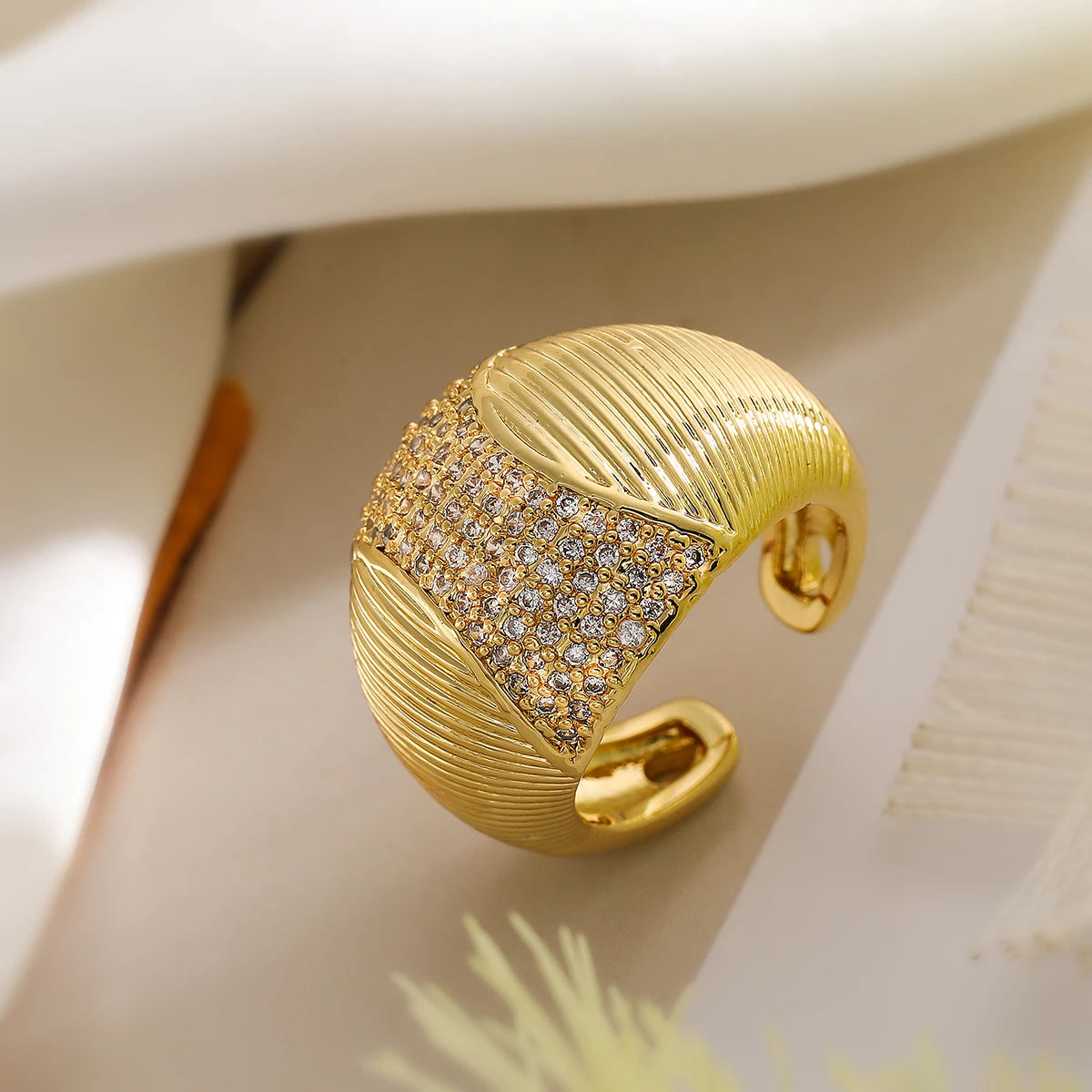 NEWBUY Luxus AAA Zirkonia Inlay Kupfer Hochzeitsschmuck Goldfarbe Statement Geometrische Form Offene Designringe Für Frauen