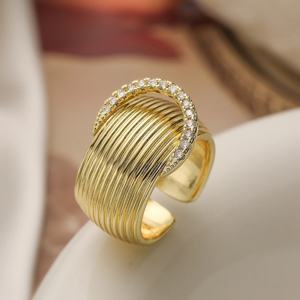 NEWBUY Luxus AAA Zirkonia Pave-Fassung Kupfer Schmuck Trendige Goldfarbe Trauringe für Frauen
