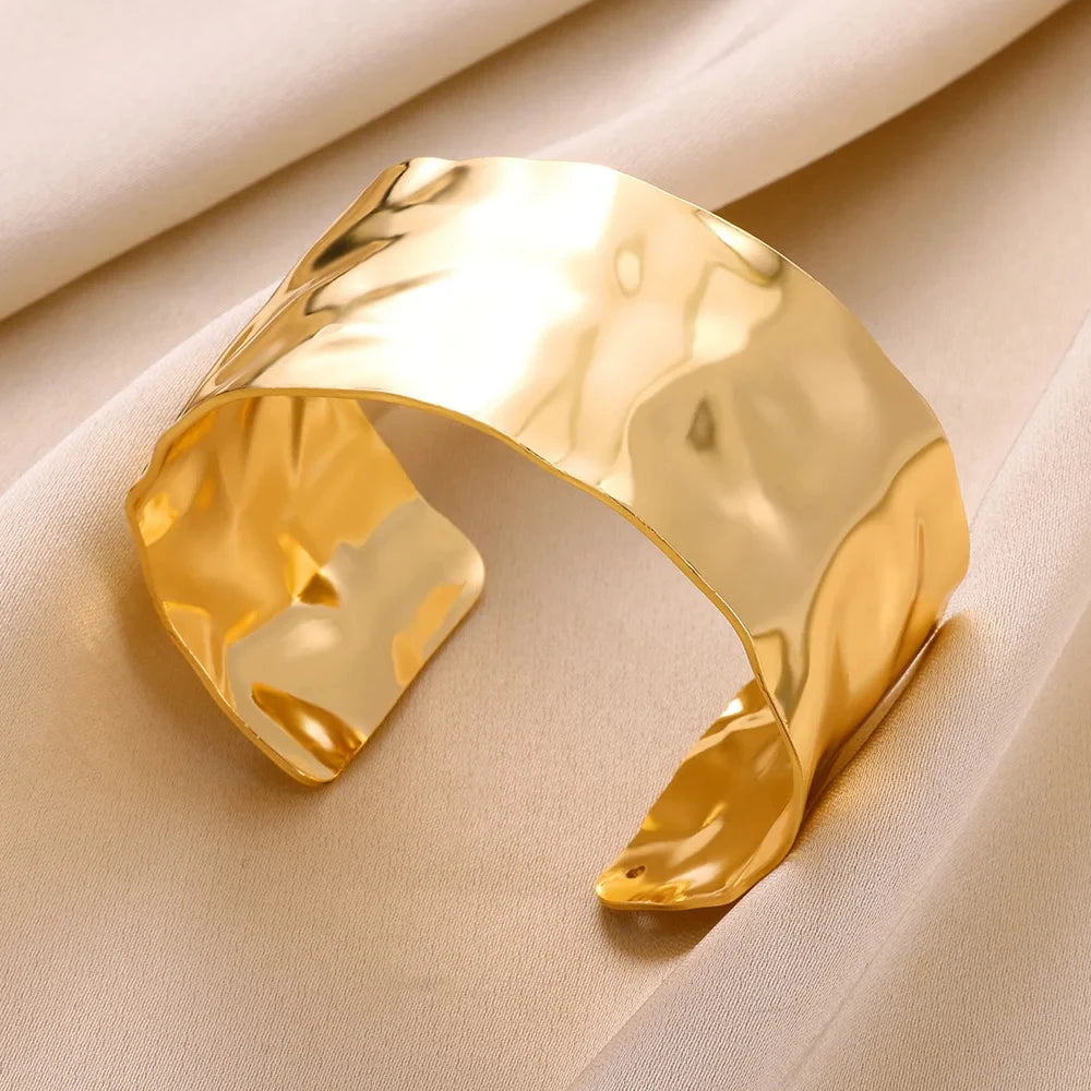 Klassisches Armband mit Faltenstruktur für Damen, exquisites Manschettenarmband, goldfarbenes Edelstahlarmband, Handornament-Geschenk