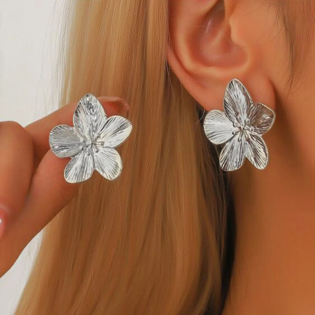 Uworld Hypoallergene stilvolle Vintage Blumen-Ohrstecker Premium 18k vergoldeter Edelstahl für Frauen Party Ohrringe Damen