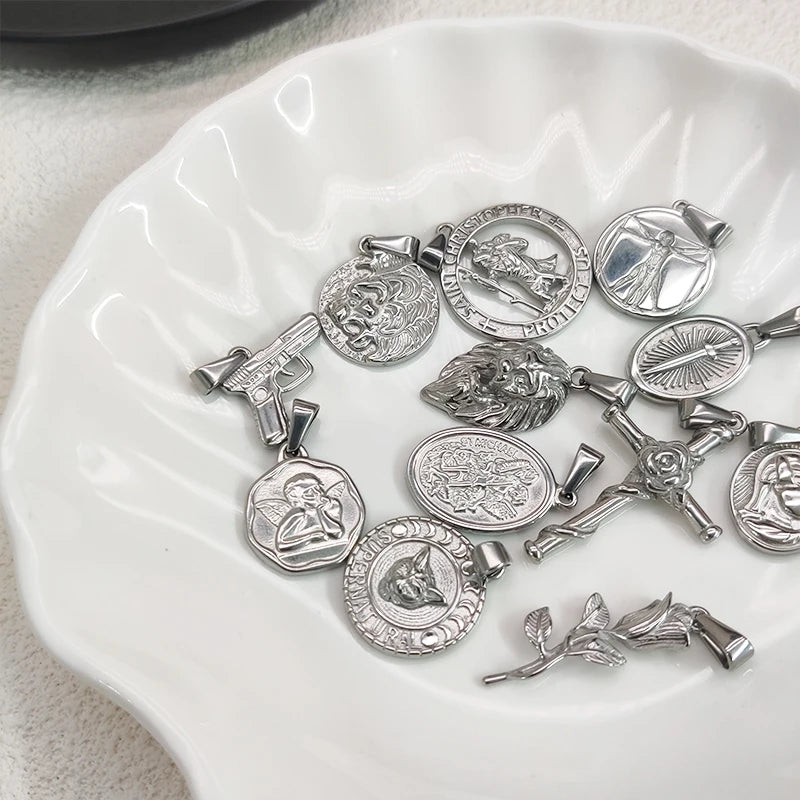 Colgantes de acero inoxidable chapados en oro de 18 quilates con diseño de cruz de rosa a la moda para mujer y hombre