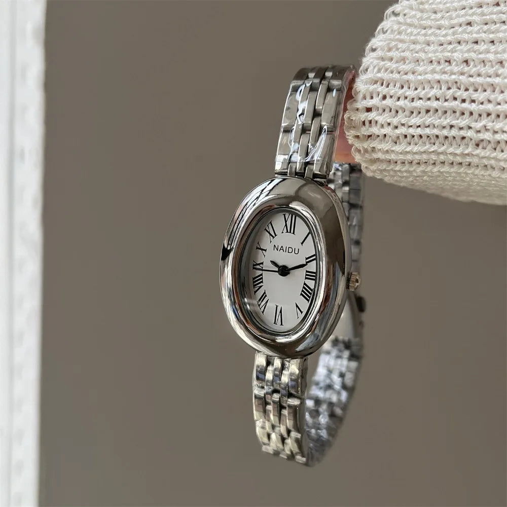 Reloj de moda Hot Sale para mujer, estilo de la antigua Roma, esfera ovalada, reloj pequeño dorado, correa de acero ajustable, reloj de pulsera de cuarzo al por mayor