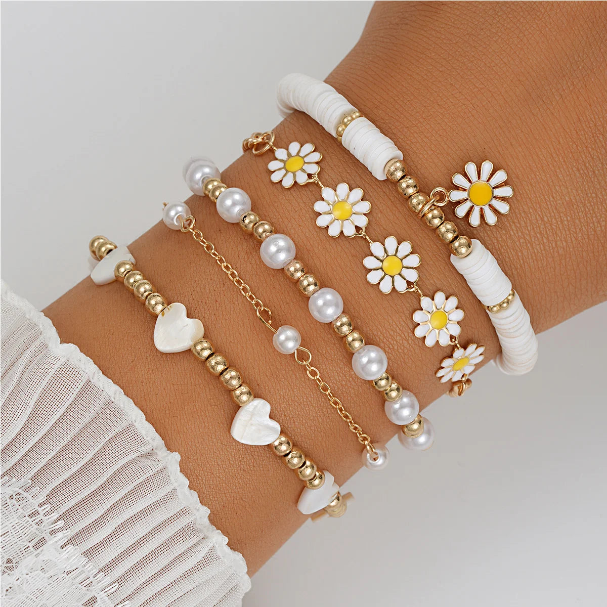 Neues 10-teiliges Vintage-Böhmisches Armband-Set für Damen mit Gänseblümchen-Anhänger, Perlen, Stern, Herz und Perlenarmreifen, Trendiger Schmuck 2024, Geschenk