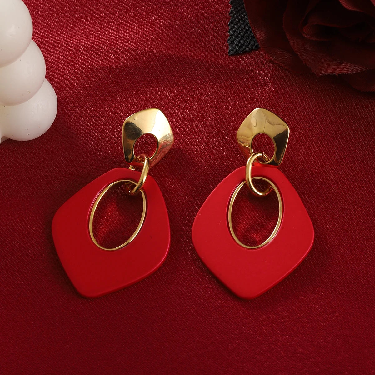 Rote Ohrringe für Damen, geometrische Anhänger, goldfarbene Metallhaken, lange Hängeohrringe, modischer Schmuck