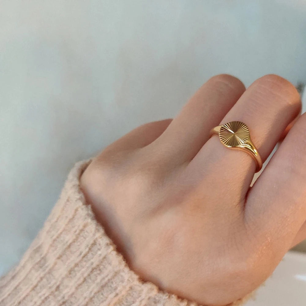 Anillos de acero inoxidable SUNIBI para mujer, color dorado, no se desvanecen, textura de ondas, anillo de sello delicado para mujer, joyería al por mayor