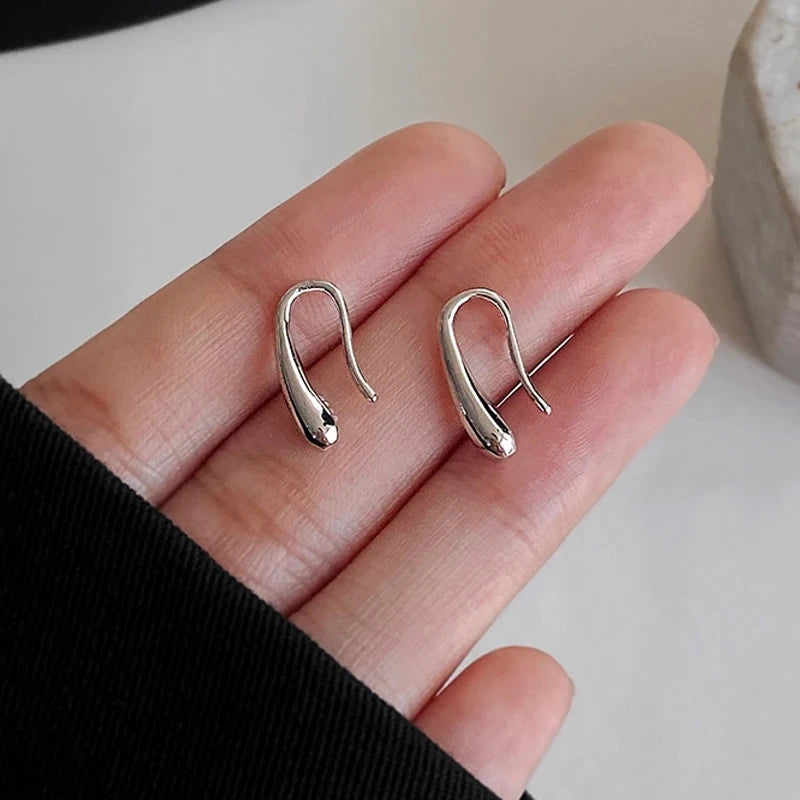 Versilberte Wassertropfenförmige Ohrringe für Damen  Schlichtes Temperament Ins Retro Schmuck Party Geburtstagsgeschenke