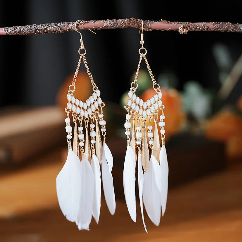 Neue ethnische Feder-Hängeohrringe für Frauen, böhmische lange Quasten-Perlen-Ohrringe, Mode-Party-Schmuck-Accessoires für Mädchen