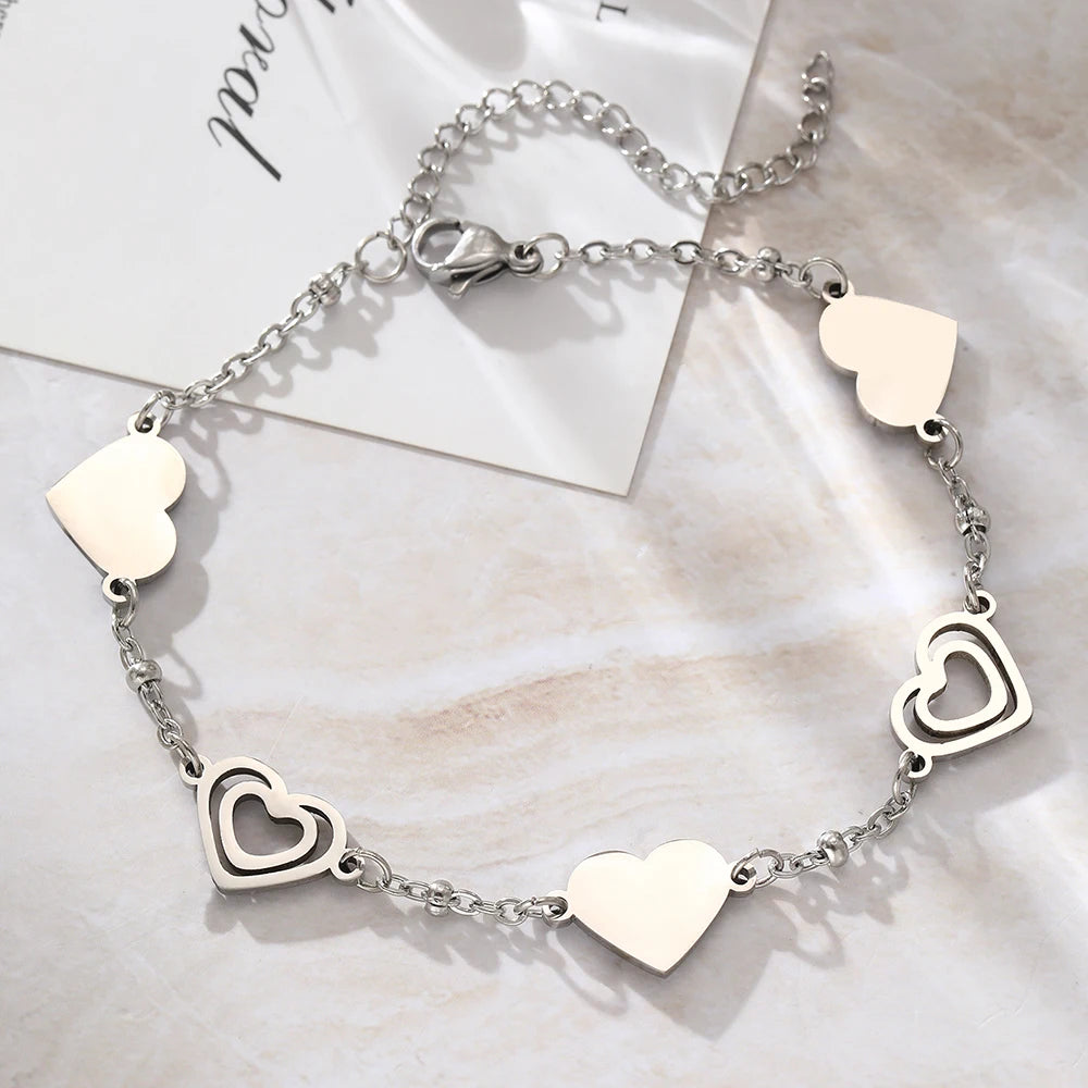 Edelstahlarmbänder, frisches Doppelhertz-Design, durchbrochene Schnitzerei, edle Armbänder für Damen, Schmuck, Luxuriöse Bankettgeschenke