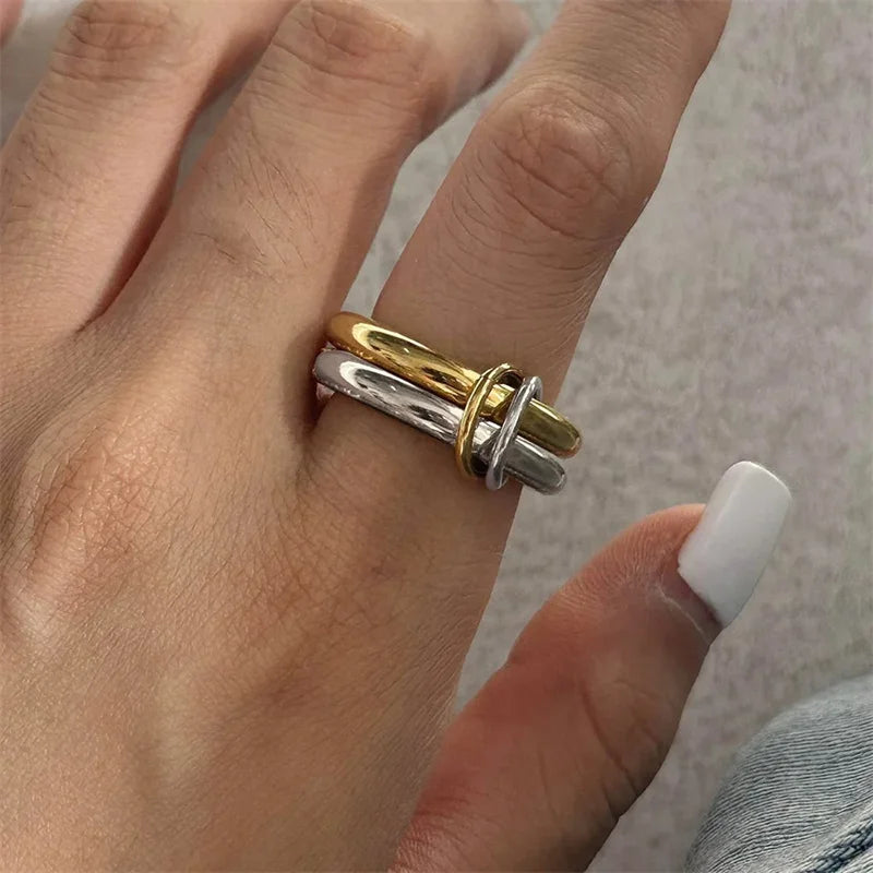 Ein Nischen-Zweifarben-Vierring-Kupferschmuckring, hypoallergen, im Ins-Stil, Stapel-Artefakt, geeignet für junge Frauen