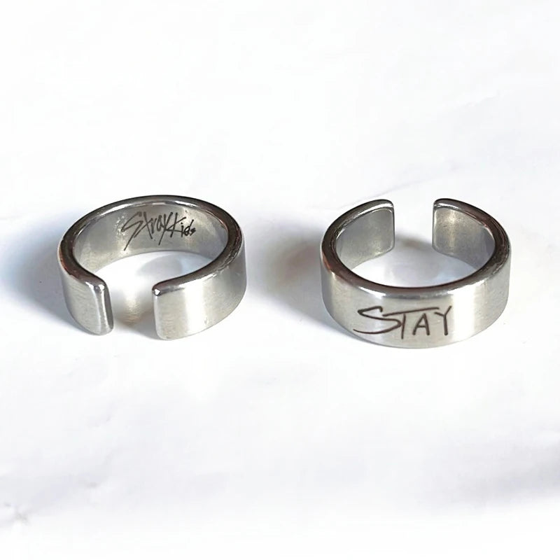 1PC Einzigartiger Design-Sinn Buchstaben-Handabdruck-Ring für Männer Frauen Vielseitiger Mode-Paar-Ring Personalisierter Einfacher Ring Schmuckgeschenke