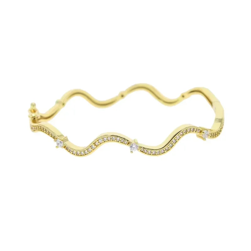 Modisches Damen-Schmuckset mit Wellenband-Armreif, Ring, Ohrringen und Halskette mit 5A Zirkonia CZ in Micro-Pavé-Fassung
