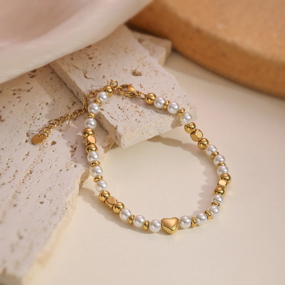 NEWBUY 2025 Trendiges Goldfarbenes, Nicht Verblassendes Armband aus Edelstahlperlen mit Herz für Damen, Täglicher Schmuckaccessoire