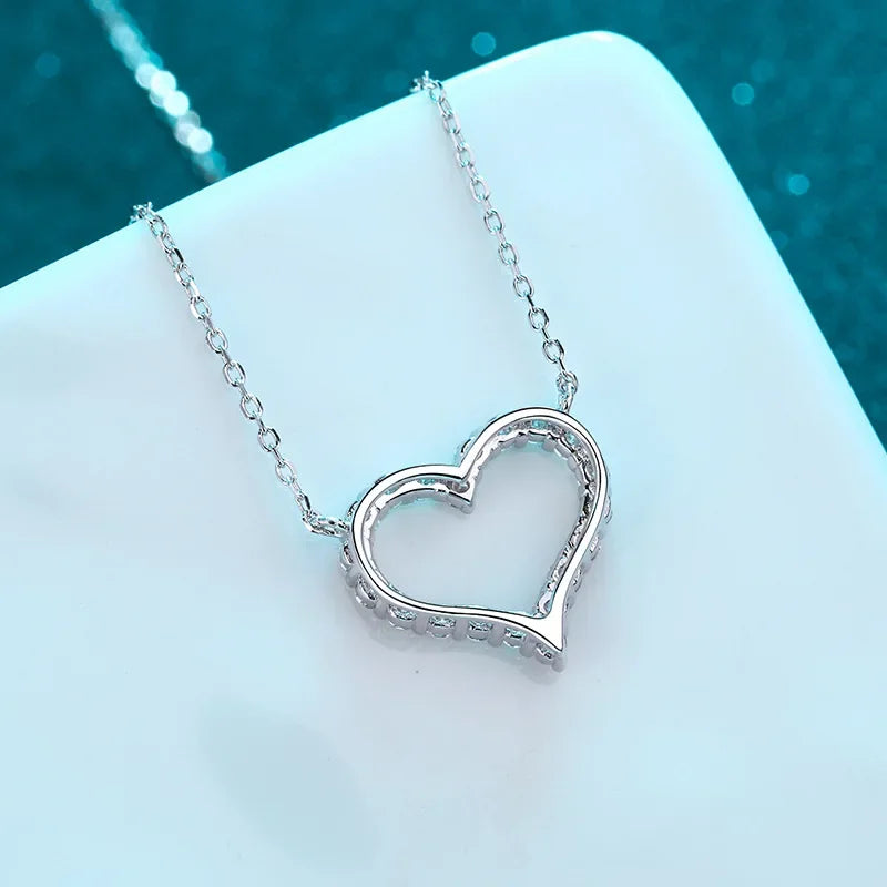 NeeTim D Collar de moissanita de color con colgante de corazón de plata de ley 925 chapado en oro blanco Cadena fina para mujer al por mayor