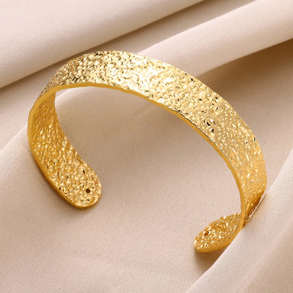 Klassisches Armband mit Falten-Textur, offene Manschette für Frauen, exquisites Armband aus Edelstahl, Handornament, Punk-Schmuck