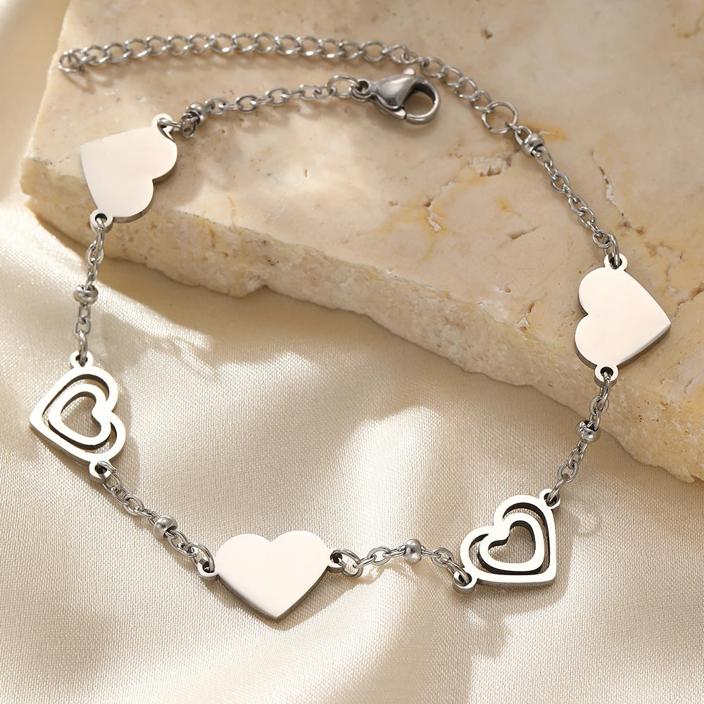 Edelstahlarmbänder, frisches Doppelhertz-Design, durchbrochene Schnitzerei, edle Armbänder für Damen, Schmuck, Luxuriöse Bankettgeschenke