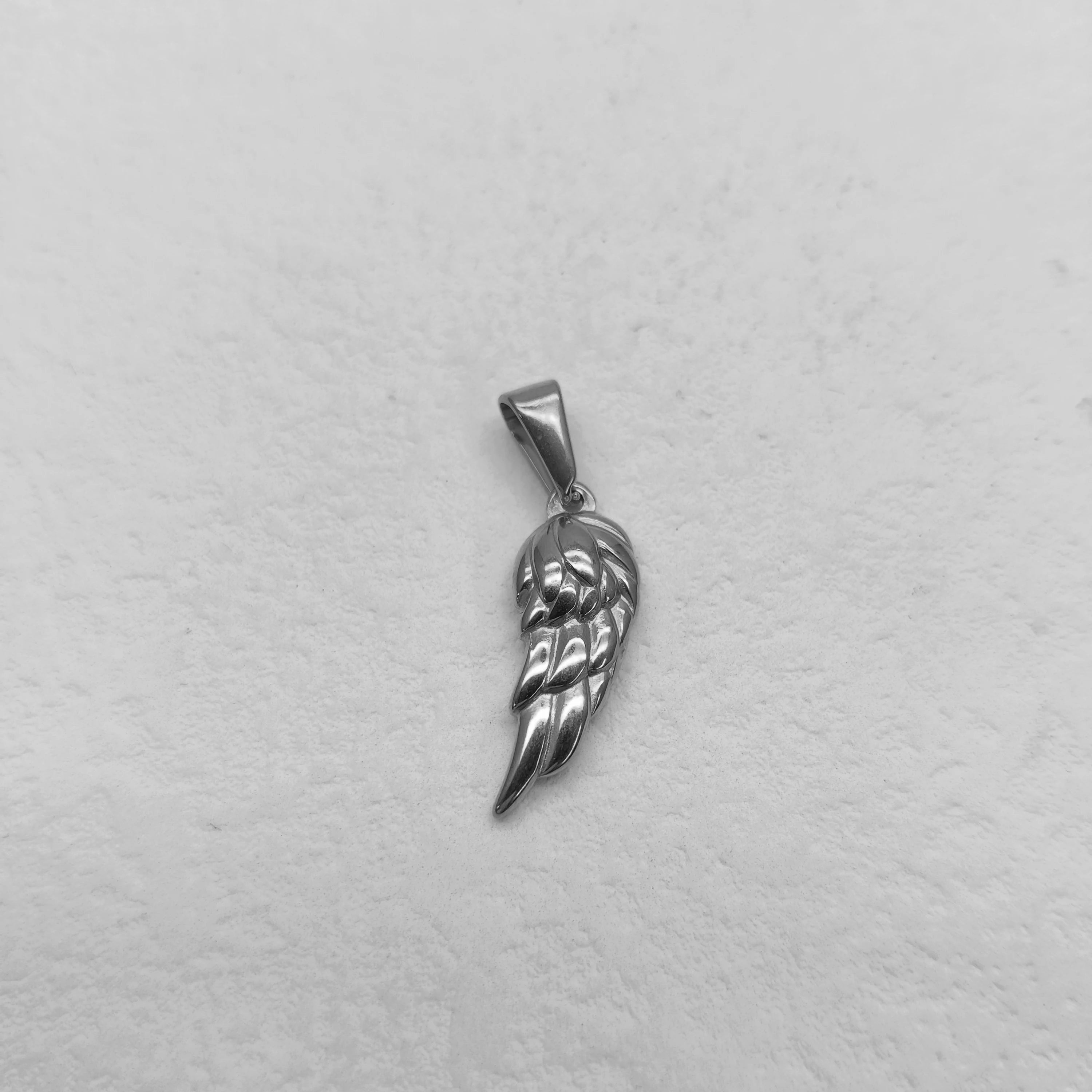 Collar con colgante de ala de ángel chapado en oro de 18 quilates - Diseño de pluma vintage para hombres, cadena de acero inoxidable, regalo de joyería