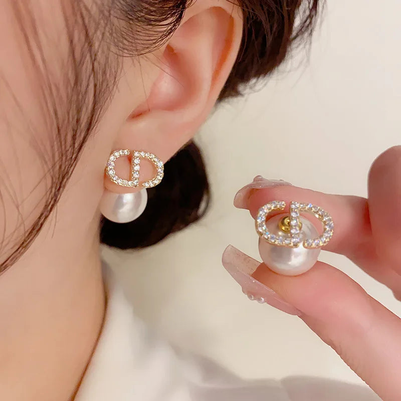 Versilberte Nadel Zirkon Buchstaben Perlenohrringe Französische Luxus-Sensation High-End-Schmuck Damen-Ohrring-Accessoire
