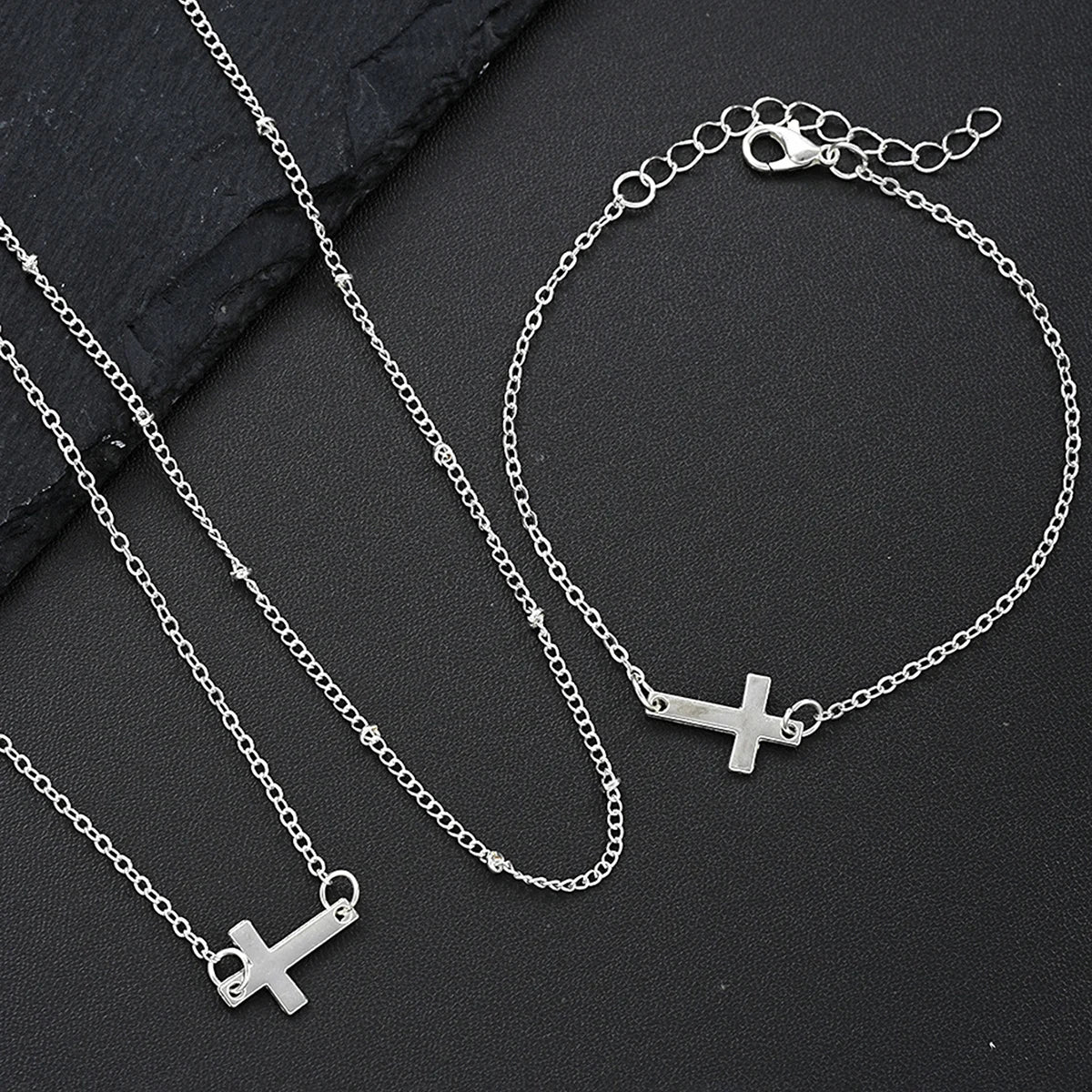 Vintage Goldfarbene Metallkreuz-Anhänger Halskette Armband Schmuckset für Damen Schlichter Minimalistischer Schmuck für den Alltag