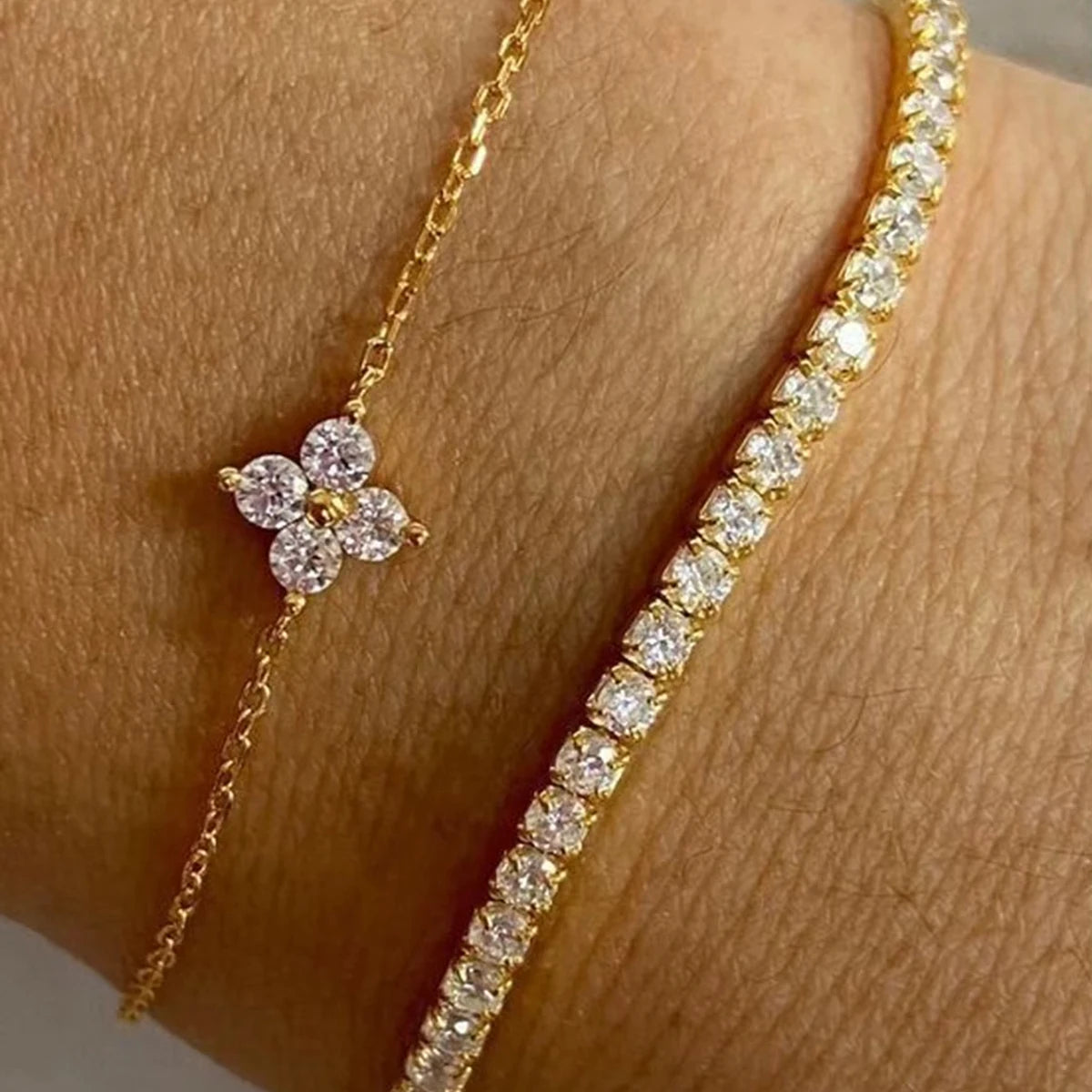 2 Stück einfache Zirkonia Blume Wasserkette Damen Armband Set Täglich Minimalistisch Silberfarben Armband Party Modeschmuck
