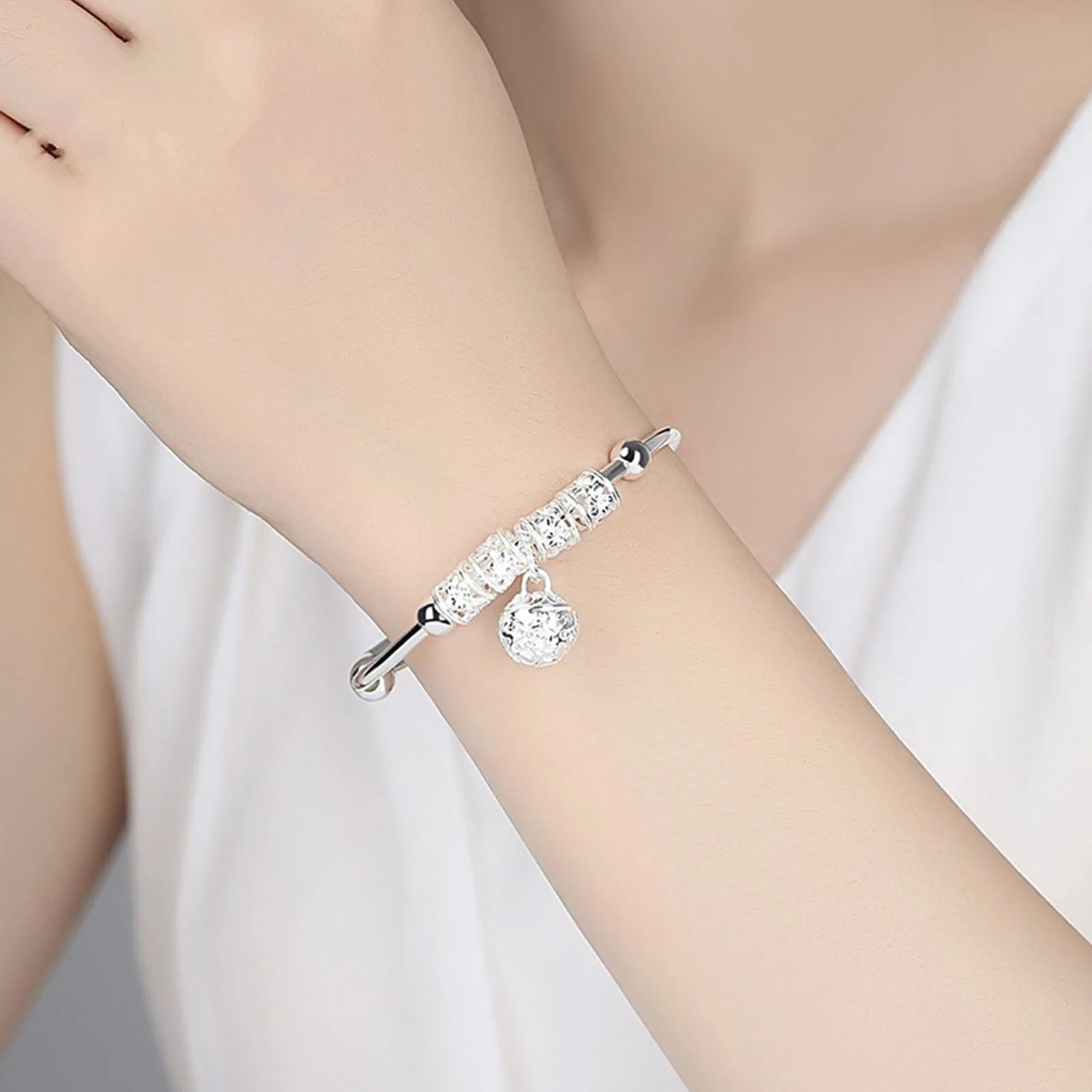 Feinsilberfarbene Hohle Glockenkugel-Armreifen, verstellbare Armbänder für Damen, modische Weihnachtsgeschenke, Party-Hochzeitsschmuck