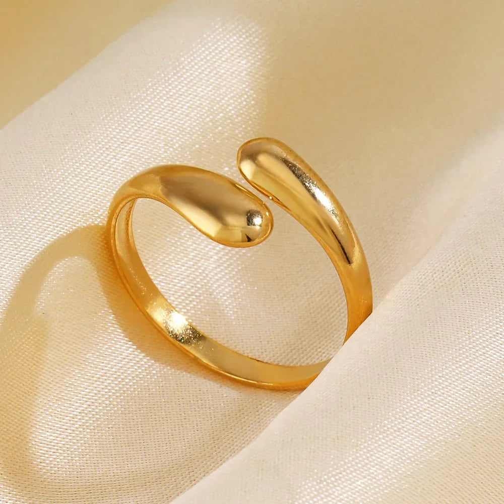 LATS Edelstahl Goldfarbene Ringe für Damen und Herren 2024 Farbecht Beliebte Party Personalisierte Überzogene Charms Schmuck Geschenke
