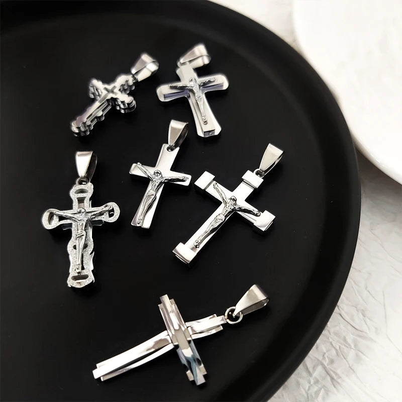 Colgante de cruz de Jesús de acero inoxidable chapado en oro de 18 quilates, elegante joya con símbolo cristiano para hombres y mujeres, acento para vestimenta de iglesia
