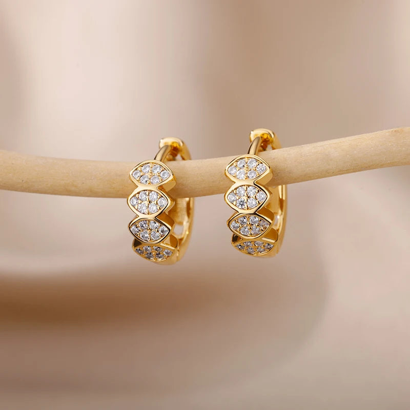 Edelstahl-Herzohrringe für Damen Goldfarbene Mode-Zirkon-Liebes-Herz-Ohrhänger Hochzeit Ästhetischer Schmuck Geschenk 2023