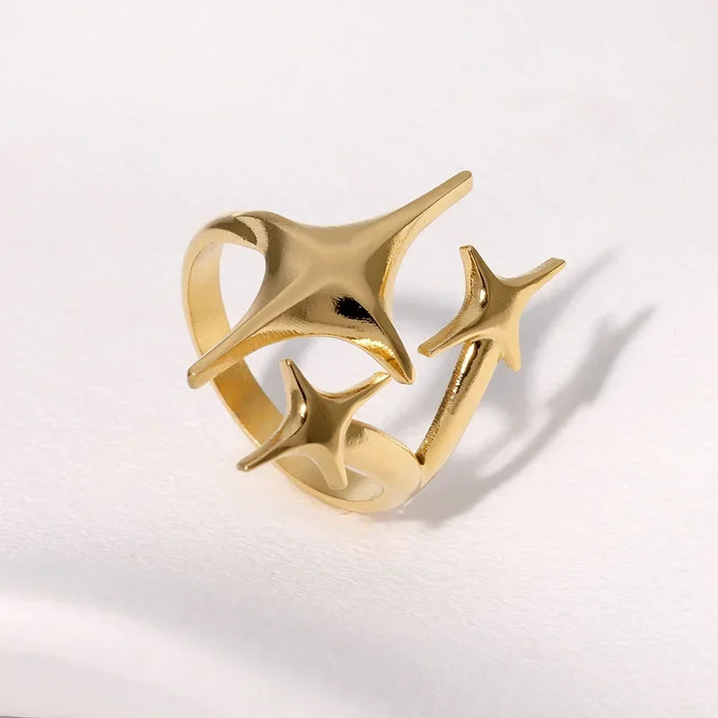 LATS Edelstahl Goldfarbene Ringe für Damen und Herren 2024 Farbecht Beliebte Party Personalisierte Überzogene Charms Schmuck Geschenke